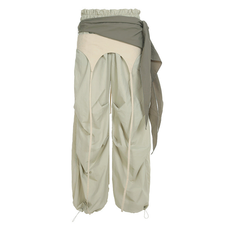 Trendy asymmetrisk damebukse med høyt liv og knyting, ideell for elegant hverdagsbruk om sommeren.