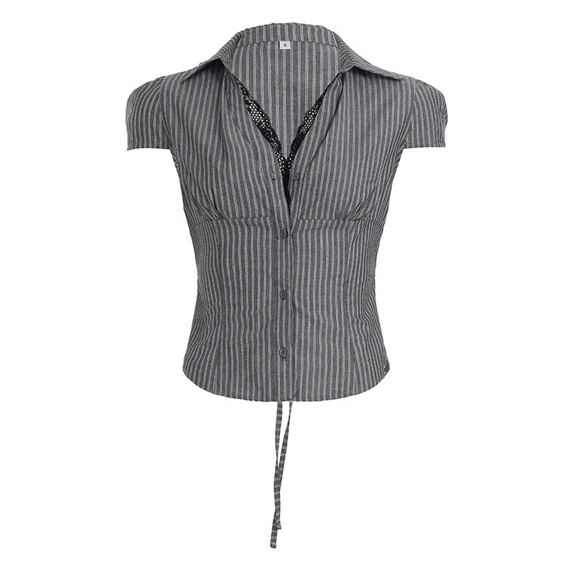 Komfortabel og elegant sommerbluse med kortermet design, tynne striper og snøring for en avslappet stil.