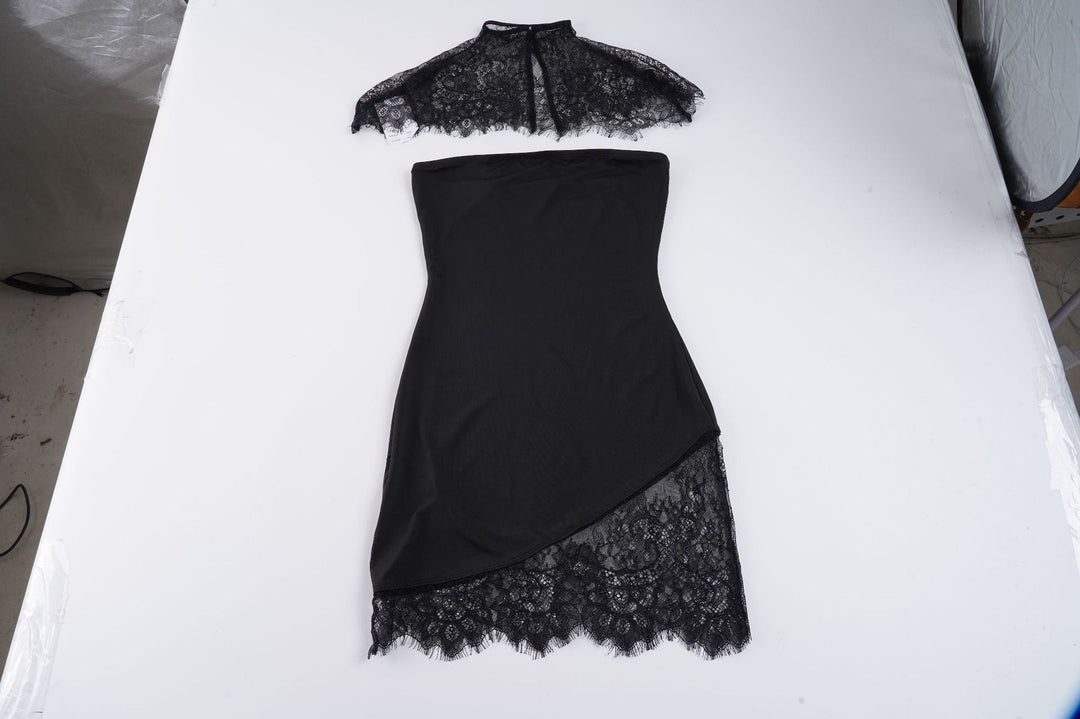 Trendy rød damekjole med asymmetrisk kant og V-hals. Elegant og moderne for ulike festlige anledninger.