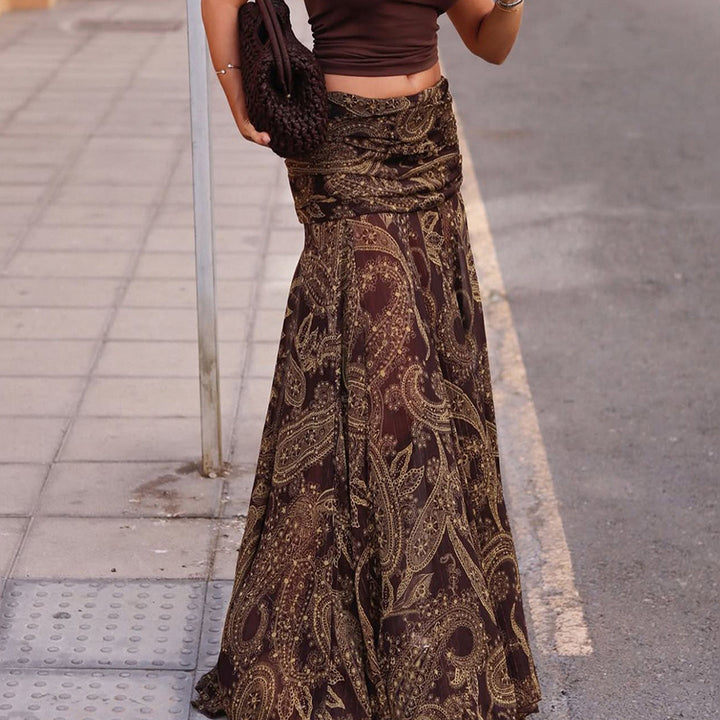 Elegant asymmetrisk kvinneskjørt med brunt paisley-mønster. Perfekt sommerskjørt for motebevisste kvinner.