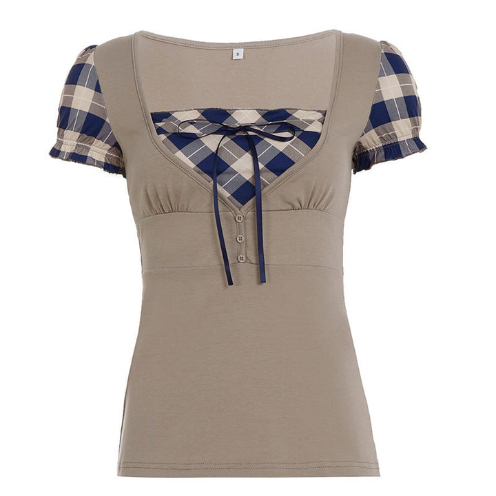 Khaki dame topp med asymmetrisk rutemønster og volanger. Elegant skjorte, moteriktig vårklær.