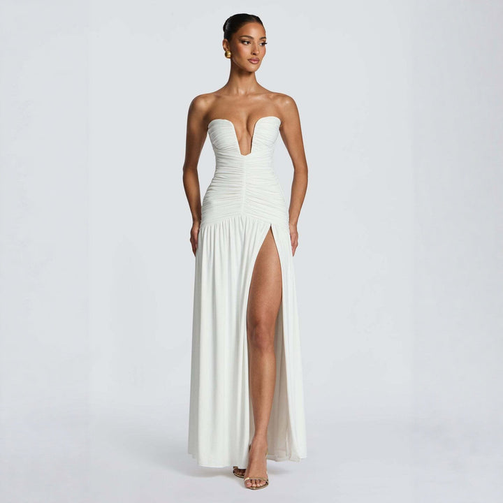Vakker selskapskjole for dame med dyp V-hals, elegant drapering og en tidløs, klassisk stil perfekt for fest.