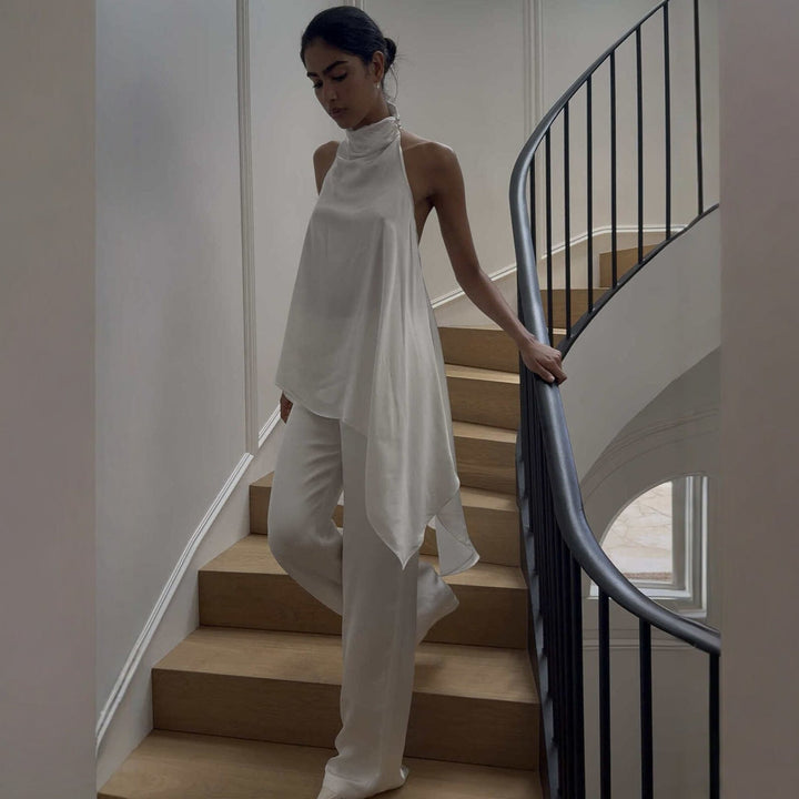 Hvit elegant dame jumpsuit, ideell som fest jumpsuit eller kveldsantrekk. Trendy design og mote.
