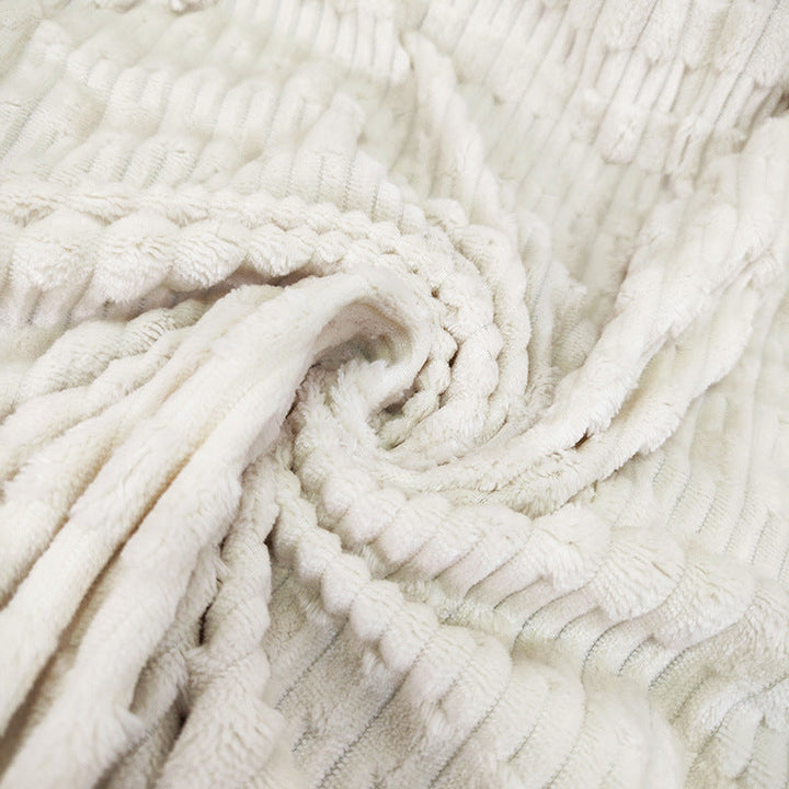 Mykt grått fleece teppe for sofa eller seng, ideelt for koselig komfort og varm hjemmedekorasjon.