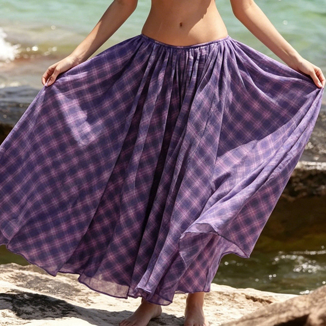 Nærbilde av det stilige rutete mønsteret på dette trendy, lange dame maxiskjørtet for vår/sommer.