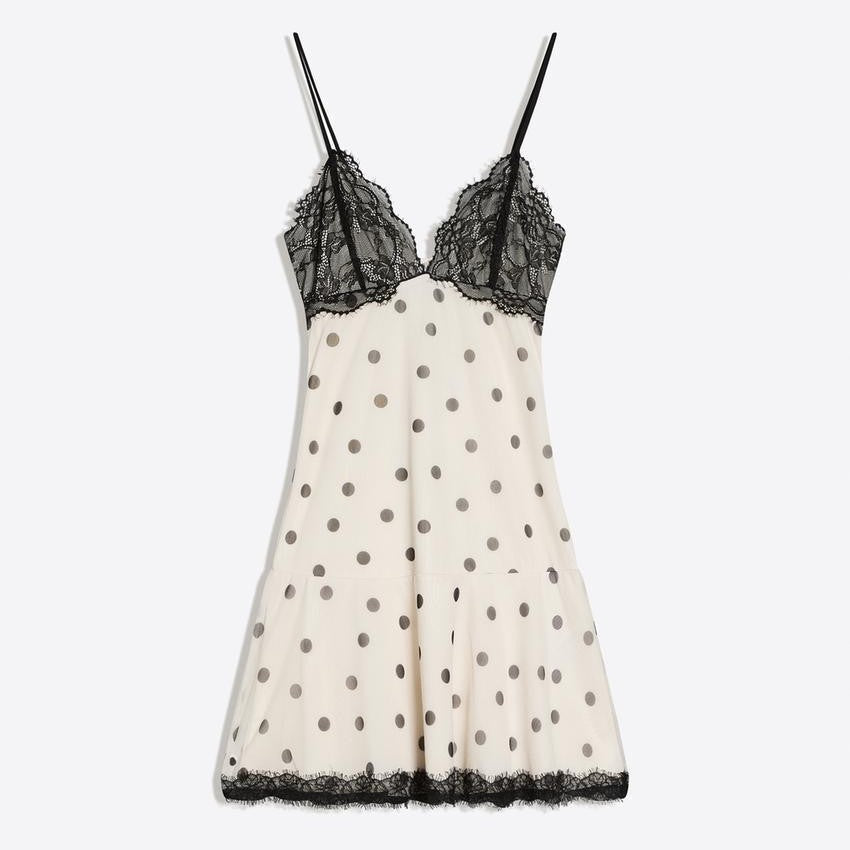 Feminin prikkete spisskjole i hvit, med romantiske detaljer. Elegant festkjole eller sommerkjole for kvinner.