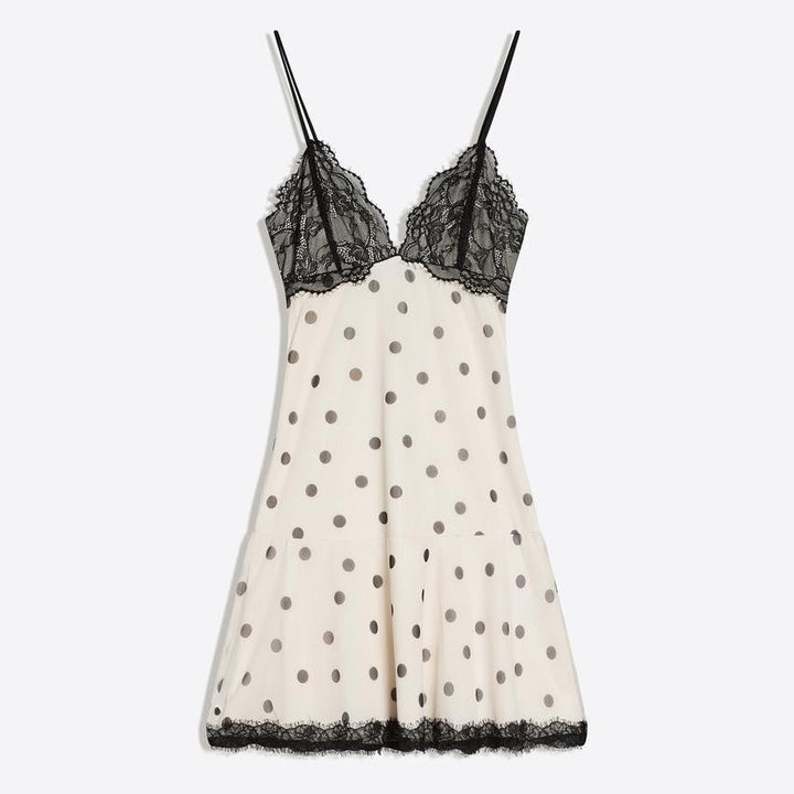 Feminin prikkete spisskjole i hvit, med romantiske detaljer. Elegant festkjole eller sommerkjole for kvinner.