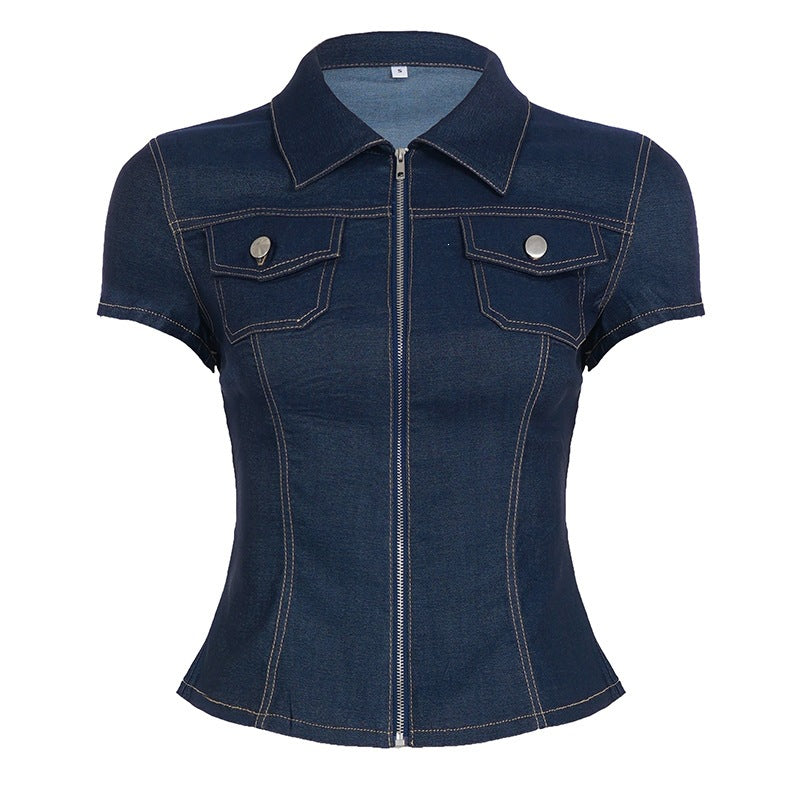Komfortabel dame topp med kortermet design, glidelås og to brystlommer. Moderne look for vår og sommer.