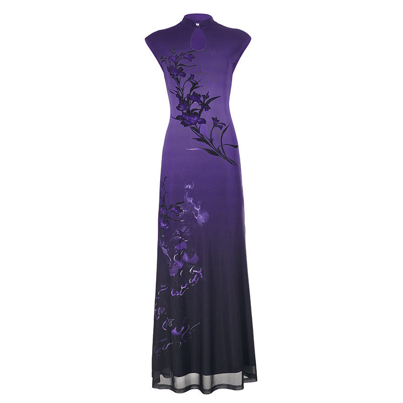 Modell i lang, elegant lilla blomster maxikjole, perfekt for vår, sommer, fest og hverdag. Flytende snitt.