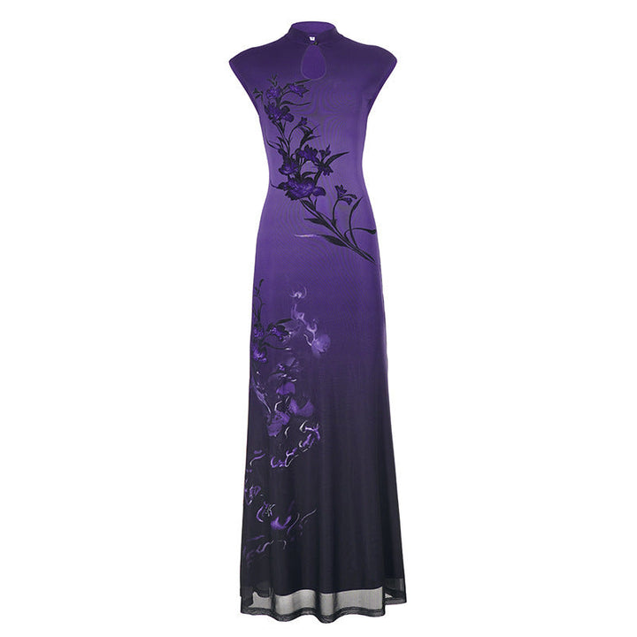 Modell i lang, elegant lilla blomster maxikjole, perfekt for vår, sommer, fest og hverdag. Flytende snitt.