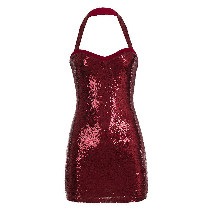 Sofistikert rød halterneck kveldsdresse med glitrende detaljer, elegant valg for damefestkjole.