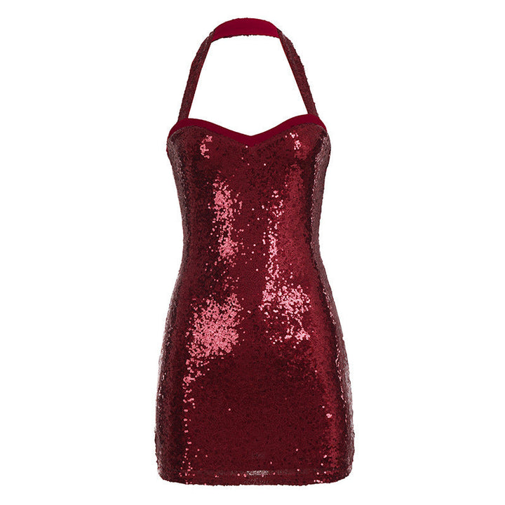 Sofistikert rød halterneck kveldsdresse med glitrende detaljer, elegant valg for damefestkjole.