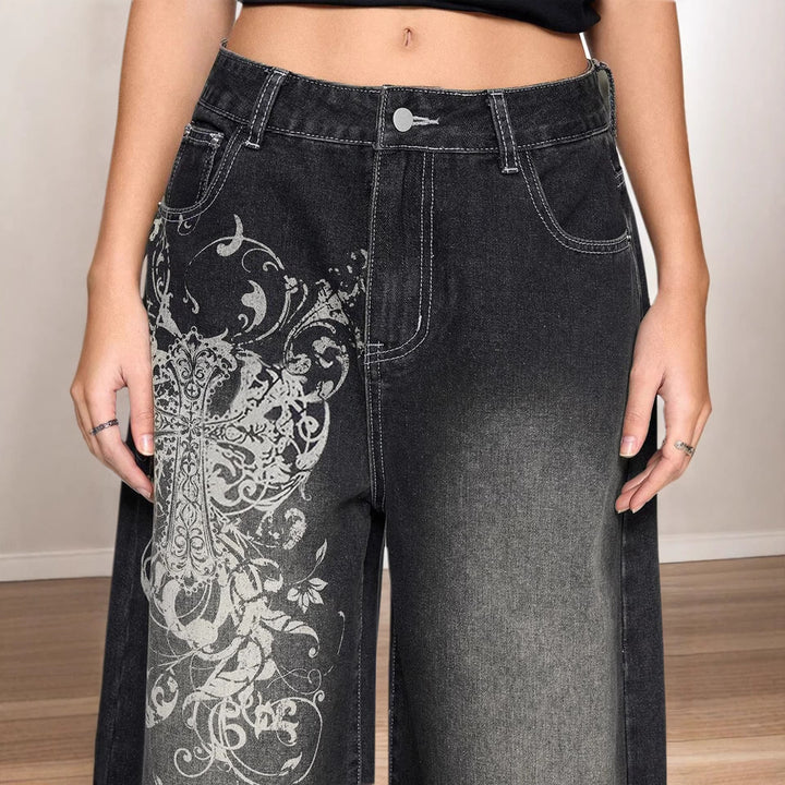 Komfortable vide ben bukser for dame. Stilrent grafisk trykk, ideelt for en trendy vår- og sommerlook.
