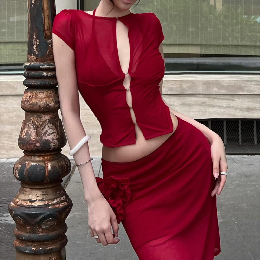 Elegant dame mesh-topp med justerbart knytebånd. Komfortabel og stilfull for varme dager.