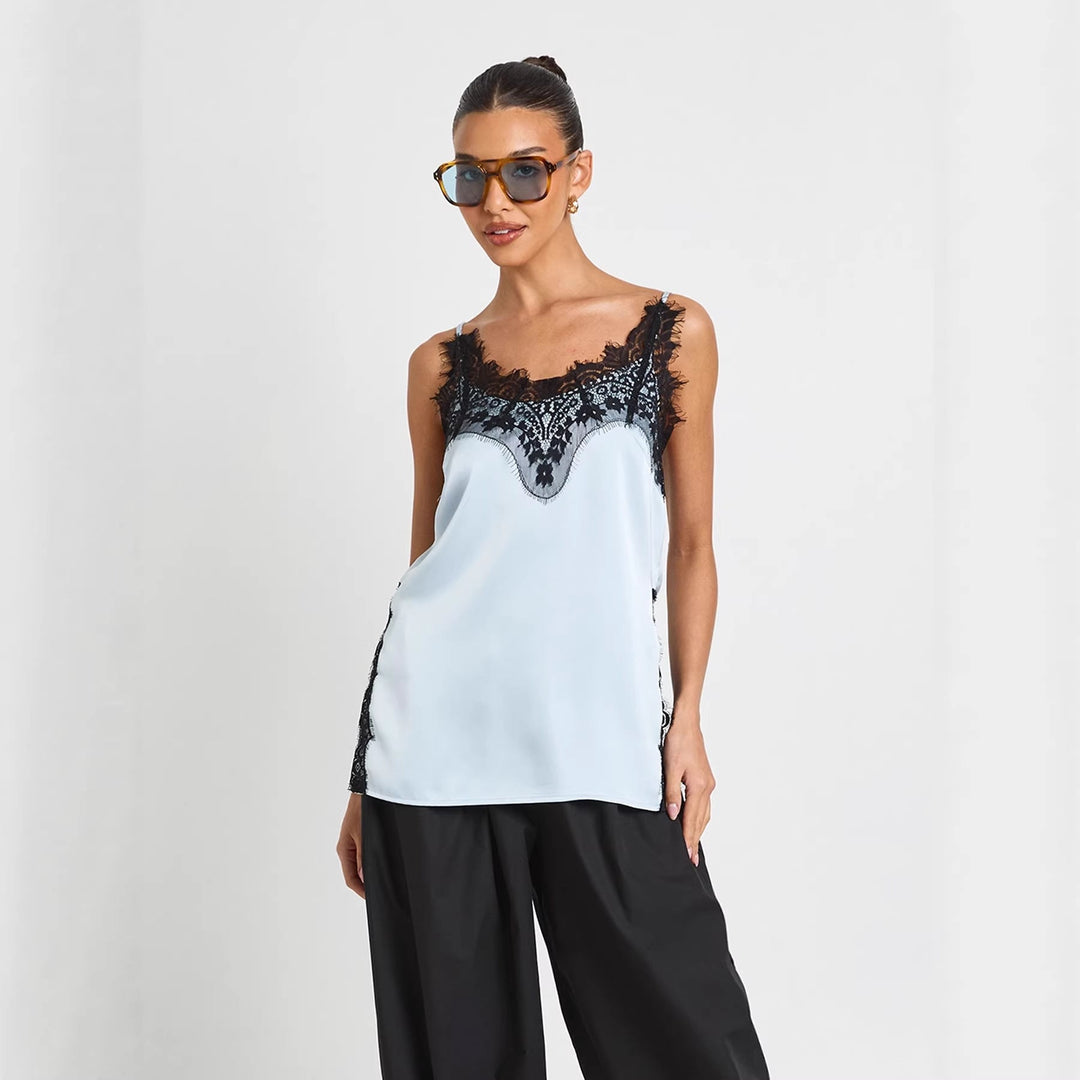 Blå elegant dame cami topp med stilfulle detaljer, perfekt som festtopp eller til hverdags. Vår- og sommerklær.