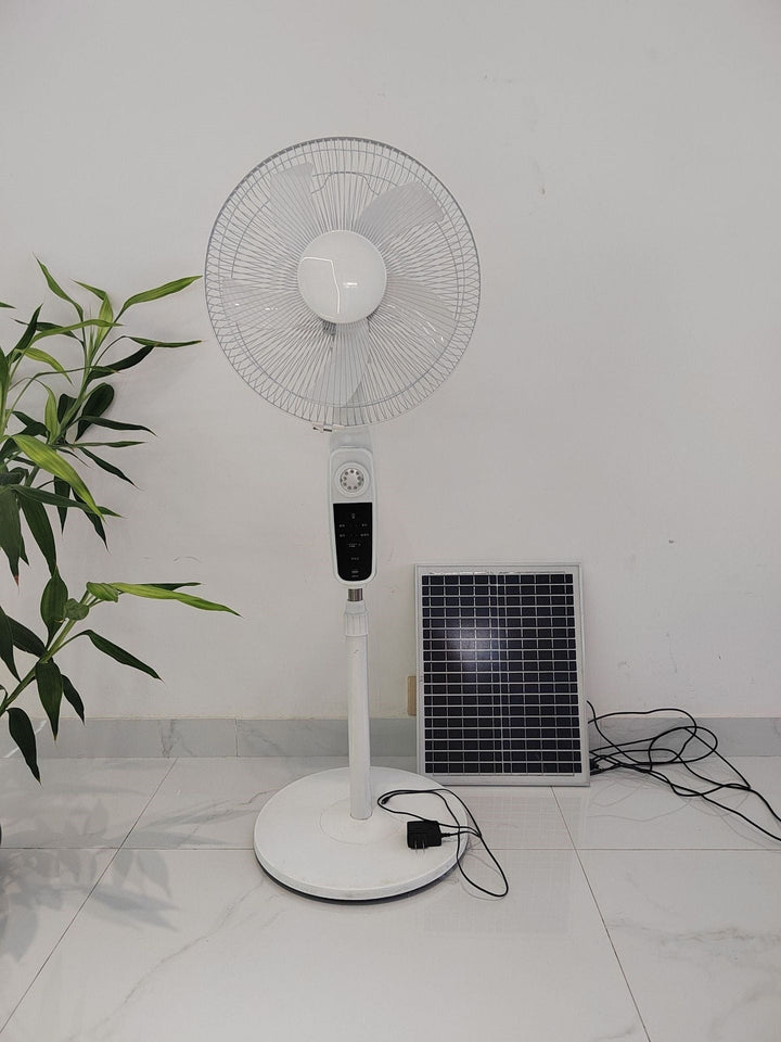 Bærbar solardrevet ståvifte, hvit, med intuitiv fjernkontroll. Ideell for fleksibel og miljøvennlig kjøling.