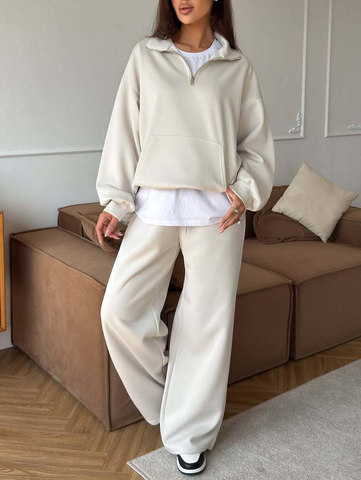 Kvinnelig sporty loungewear-sett med høy krage, vid passform for ultimat komfort og avslappede dager.