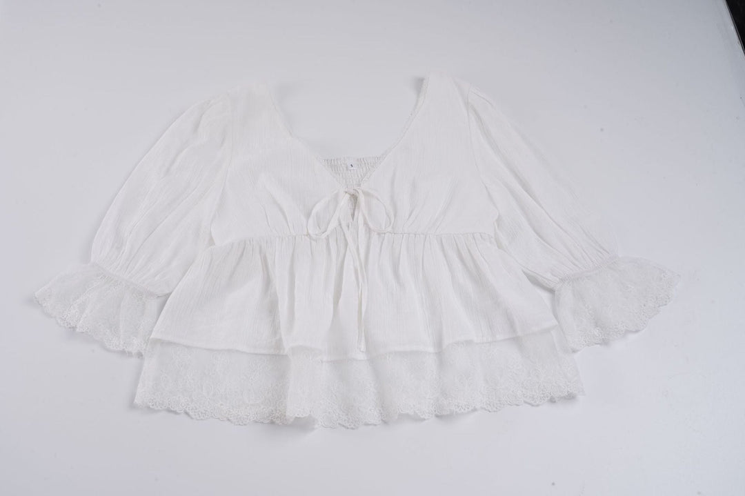 Hvit blondebluse, leken og romantisk, for damer. V-hals festtopp, elegant sommerbluse i lett materiale.