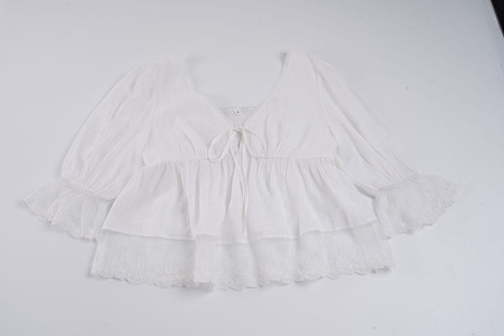 Hvit blondebluse, leken og romantisk, for damer. V-hals festtopp, elegant sommerbluse i lett materiale.