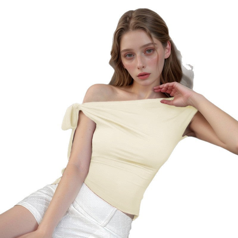 Lett og elegant sommertopp til dame. Off-shoulder design med stilig sidelissing for et trendy utseende.