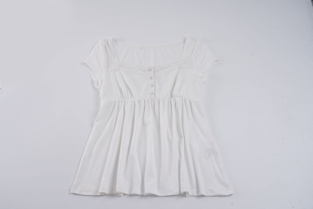 Elegant rød t-skjorte med blonder og knappedetaljer. Et must-have for damer denne sesongen.