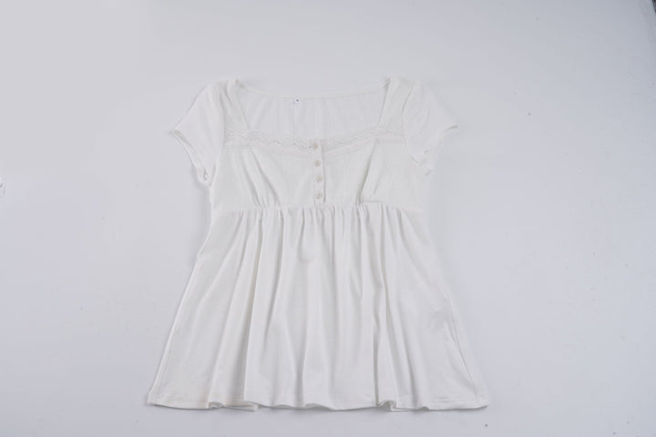 Elegant rød t-skjorte med blonder og knappedetaljer. Et must-have for damer denne sesongen.