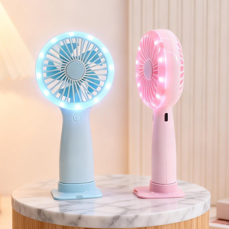 Elegant dame håndvifte med innebygd LED-lys, gir friskluft og behagelig kjøling på varme dager.