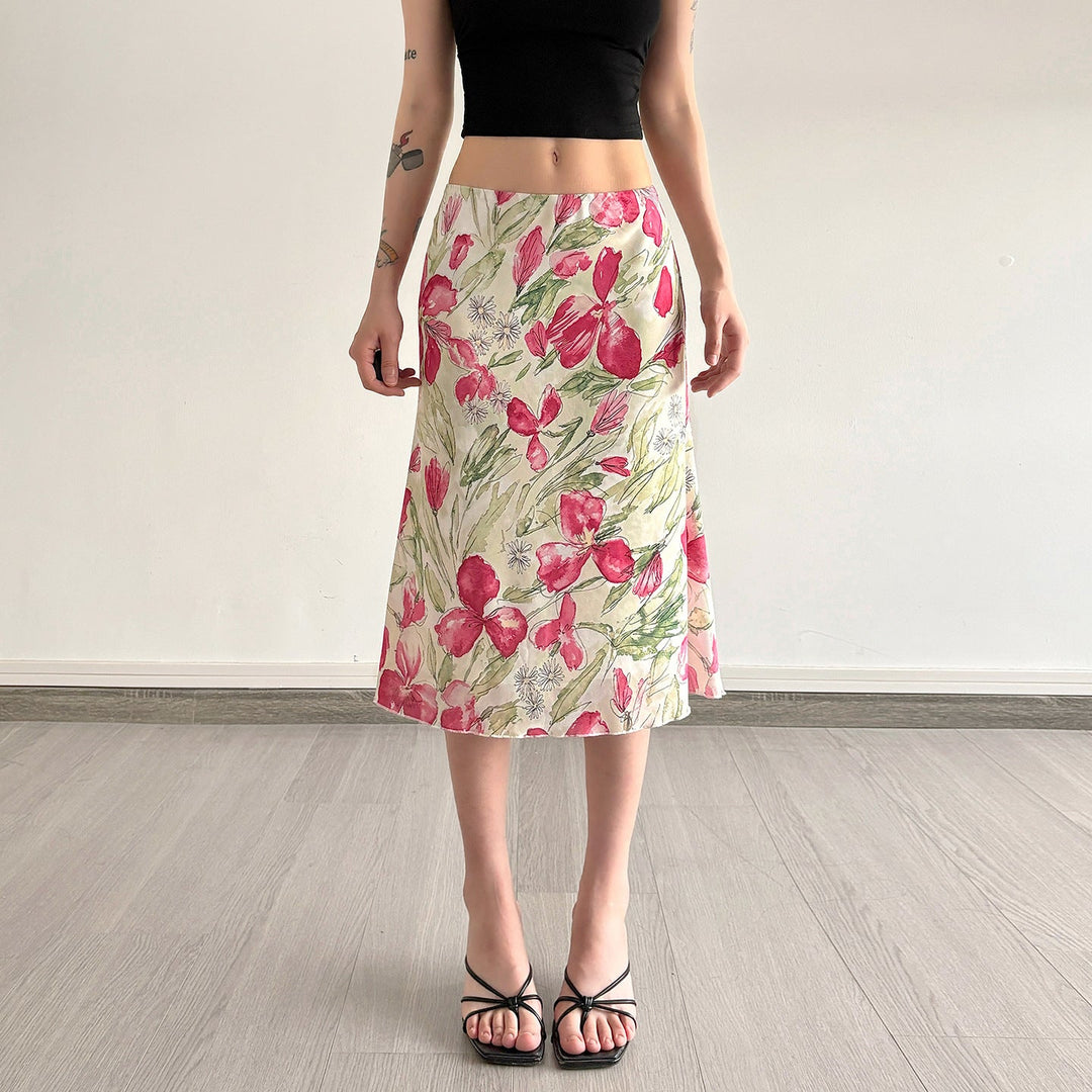 Dame blomsterskjørt med vakkert svingende blomsterdesign, ideelt for fritid eller fest.