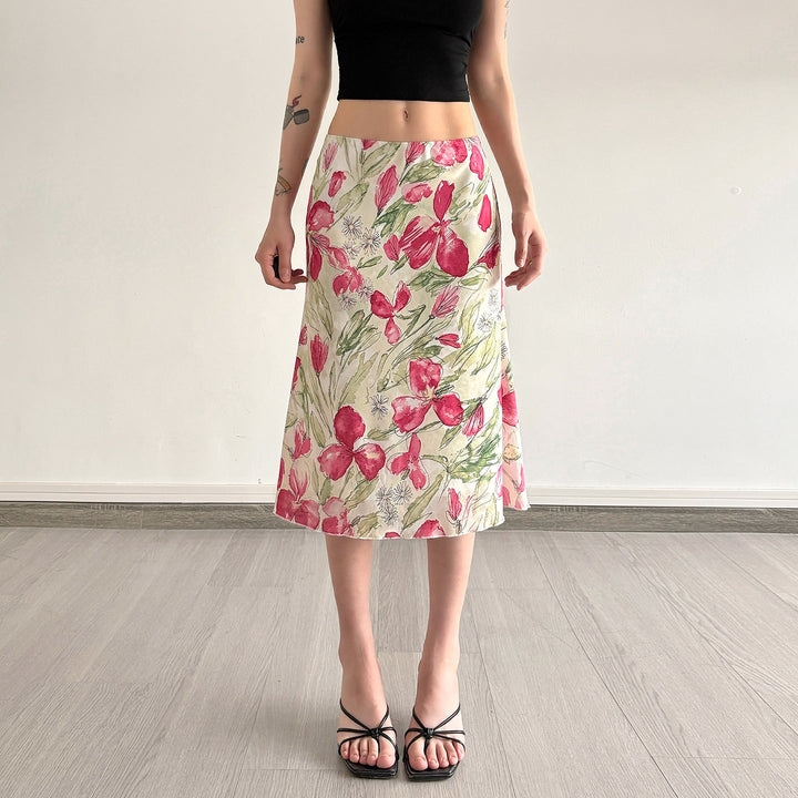 Dame blomsterskjørt med vakkert svingende blomsterdesign, ideelt for fritid eller fest.