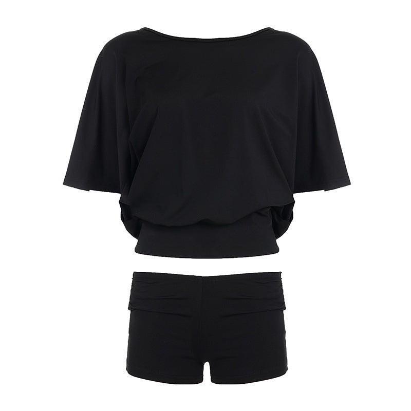Aktivt dame sporty badedrakt sett med shorts, ideelt for svømming og sommerens strandmote.