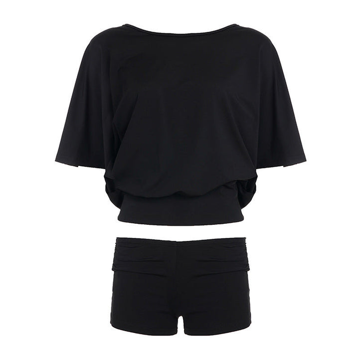 Aktivt dame sporty badedrakt sett med shorts, ideelt for svømming og sommerens strandmote.