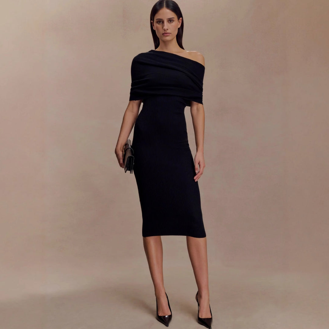 Elegant svart off-shoulder strikkjole for kvinner. Figurnær festkjole eller hverdagskjole med lange ermer.