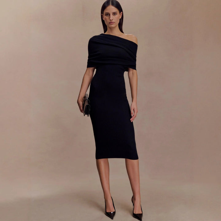 Elegant svart off-shoulder strikkjole for kvinner. Figurnær festkjole eller hverdagskjole med lange ermer.