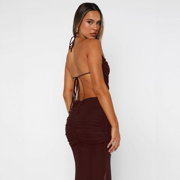 Lang bordeaux sommerkjole/aftenkjole for dame, med asymmetrisk halter og elegant splitt. Perfekt til selskap.