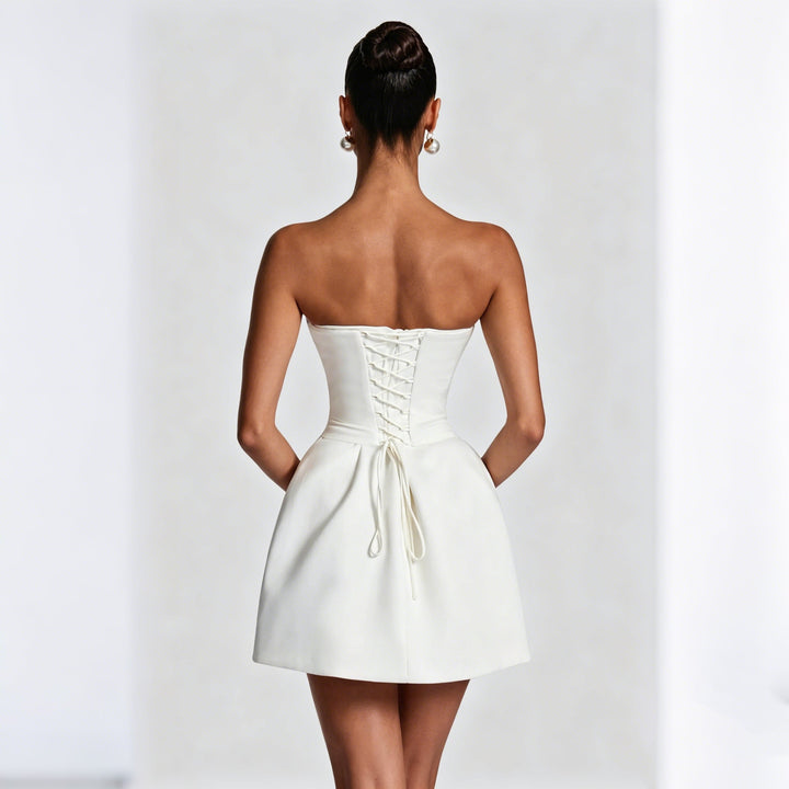 Trendy hvit sommerkjole for dame. Med elegant korsett og dyp utringning, ideell for fest.