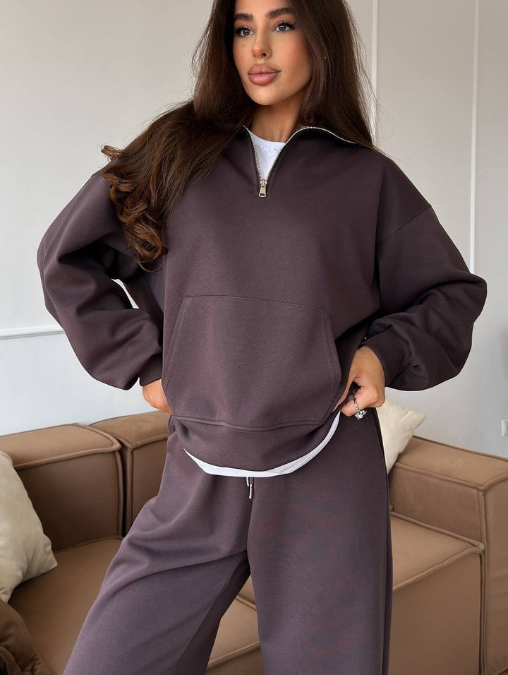 Stilig dame loungewear-sett i to deler med høy krage og komfortabel passform, perfekt for fritid og hjemmebruk.