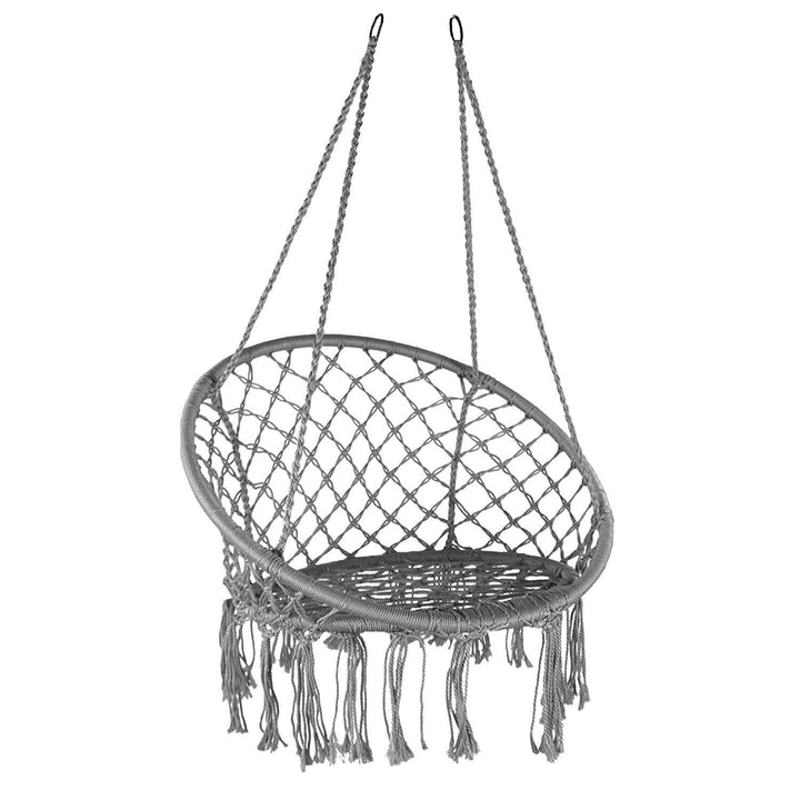 Komfortabel hengestol i boho-stil med myke puter, ideell for avslapning på balkong eller hage.