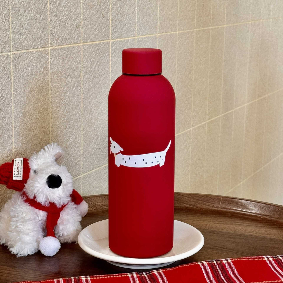 Rød 500ml isolert vannflaske for dame. Stilig og funksjonell termos for daglig bruk.