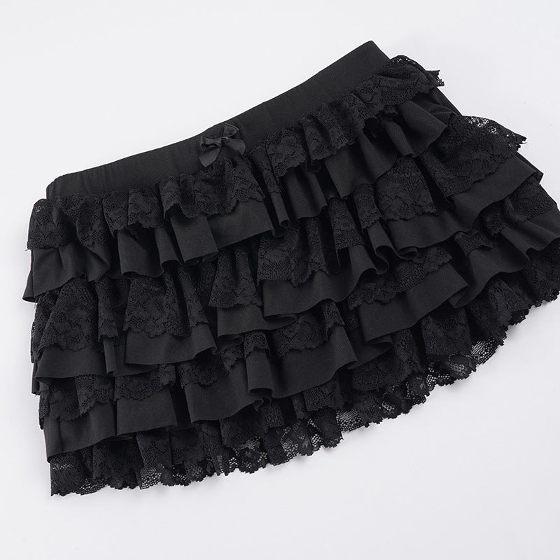 Casual og elegant svart volangskjørt for kvinner. Et kort dameskjørt med lekre spissdetaljer for alle anledninger.