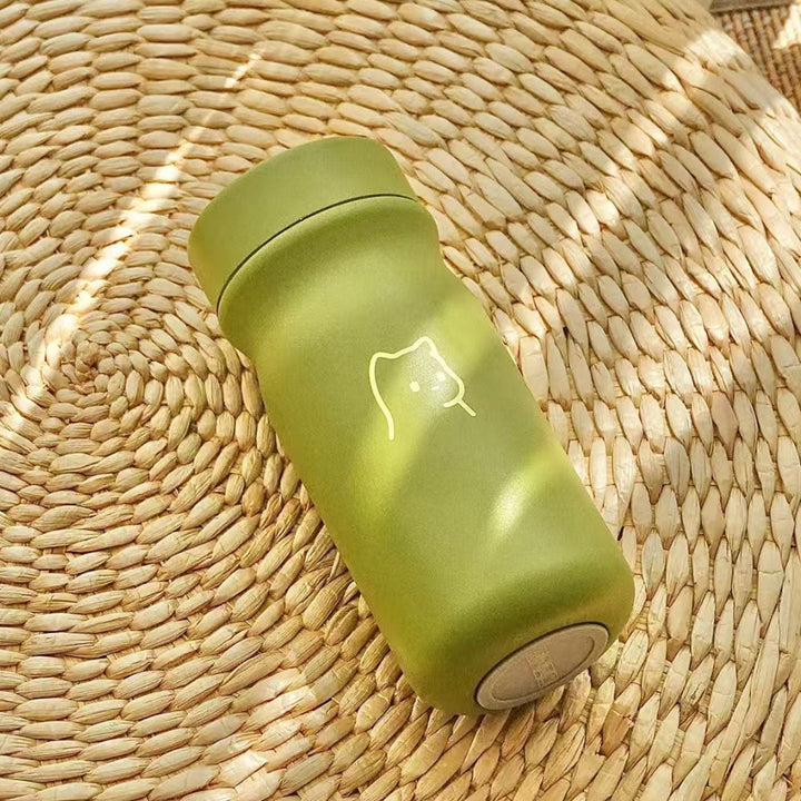 Ergonomisk bpa-fri isolert drikkeflaske for kvinner, med lekkasjesikker flipplokk og dyremotiv.