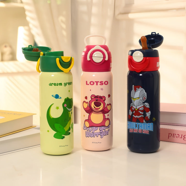 Fargerik 600 ml isolert drikkeflaske for barn med lekne dinosaurer, perfekt til skole og barnehage.