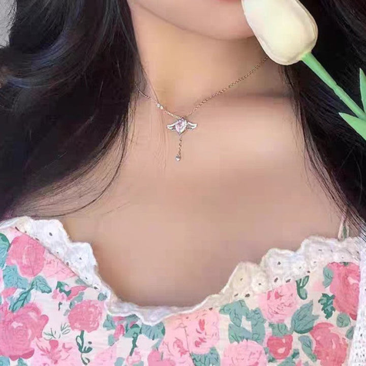Kjærlighetsgave til kvinner: Hjertehalskjede med bevegelige vinger og zirkon. Perfekt til Valentinsdag.