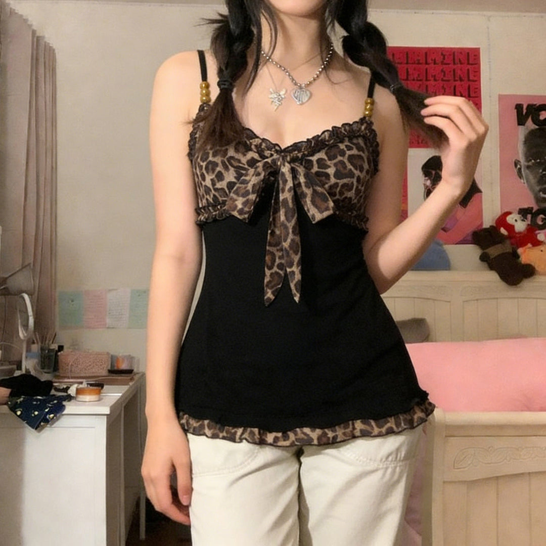Detalj av leopardtopp til dame med delikat volangdesign. Trendy dametopp for en elegant og moteriktig stil.