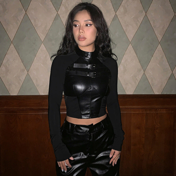 Justerbar svart crop-top for damer med spenner. Et trendy plagg for fest, festival og stilfull mote.