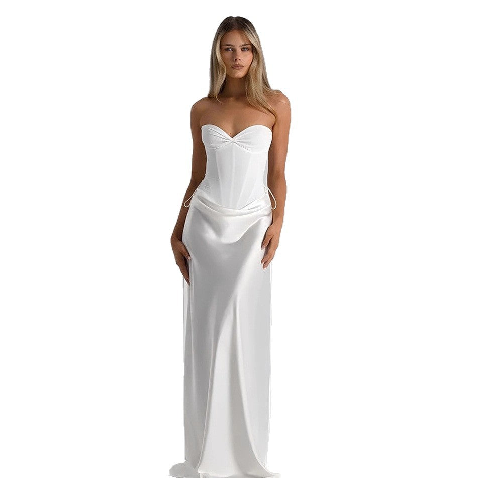 Festlig lang maxikjole med unike draperinger og elegant passform, fremhever feminin silhuett.