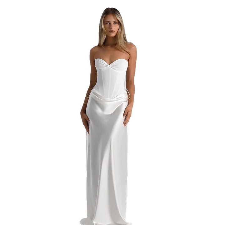 Festlig lang maxikjole med unike draperinger og elegant passform, fremhever feminin silhuett.