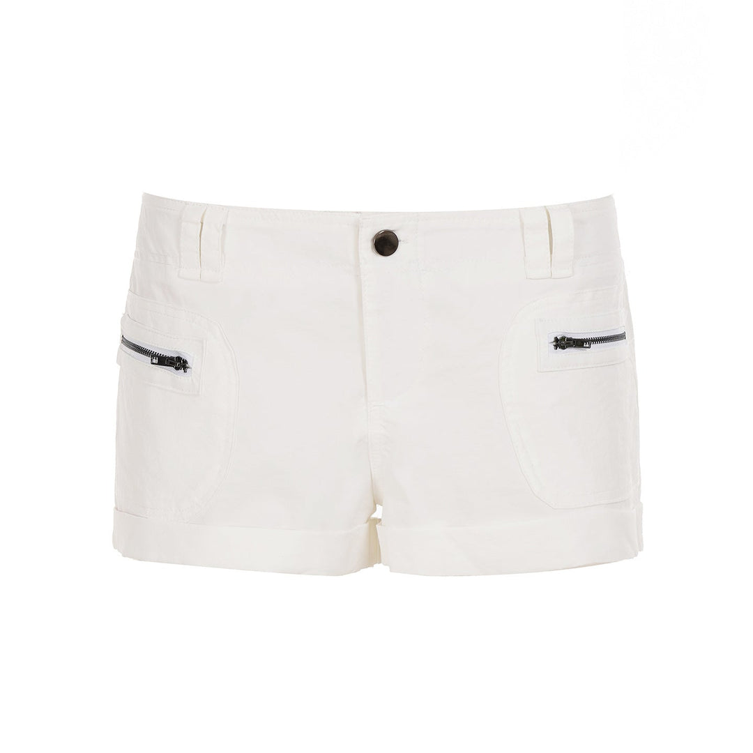 Moderne hvite sommershorts for dame med funksjonelle glidelåslommer. Komfortable og allsidige for fritidsbruk.