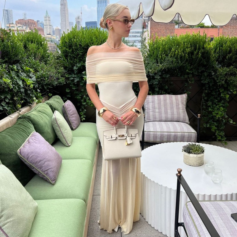 Elegant aprikos skulderløs maxikjole for dame med raffinerte rysjer, perfekt som sommer- eller festkjole.