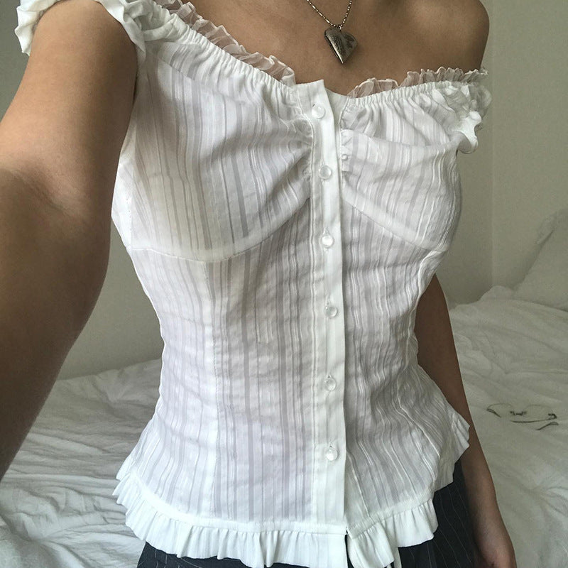 Elegant hvit off-shoulder bluse med vakker volangkant. En allsidig topp for både fest og hverdagsbruk om sommeren.