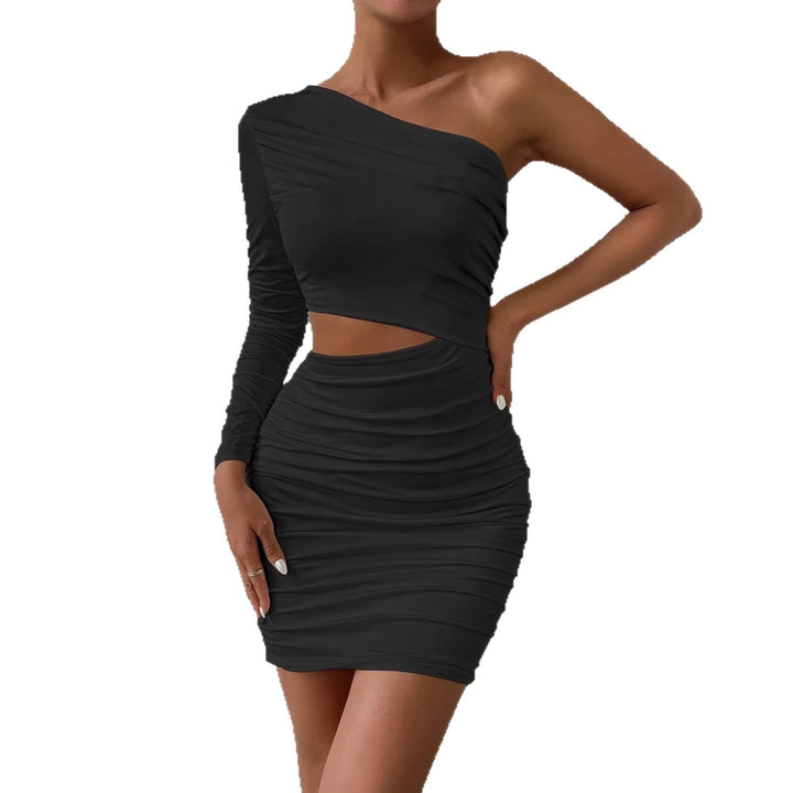 Figurnær damekjole, bodycon, med rynker og asymmetrisk utringning, ideell som festkjole i rød eller svart.